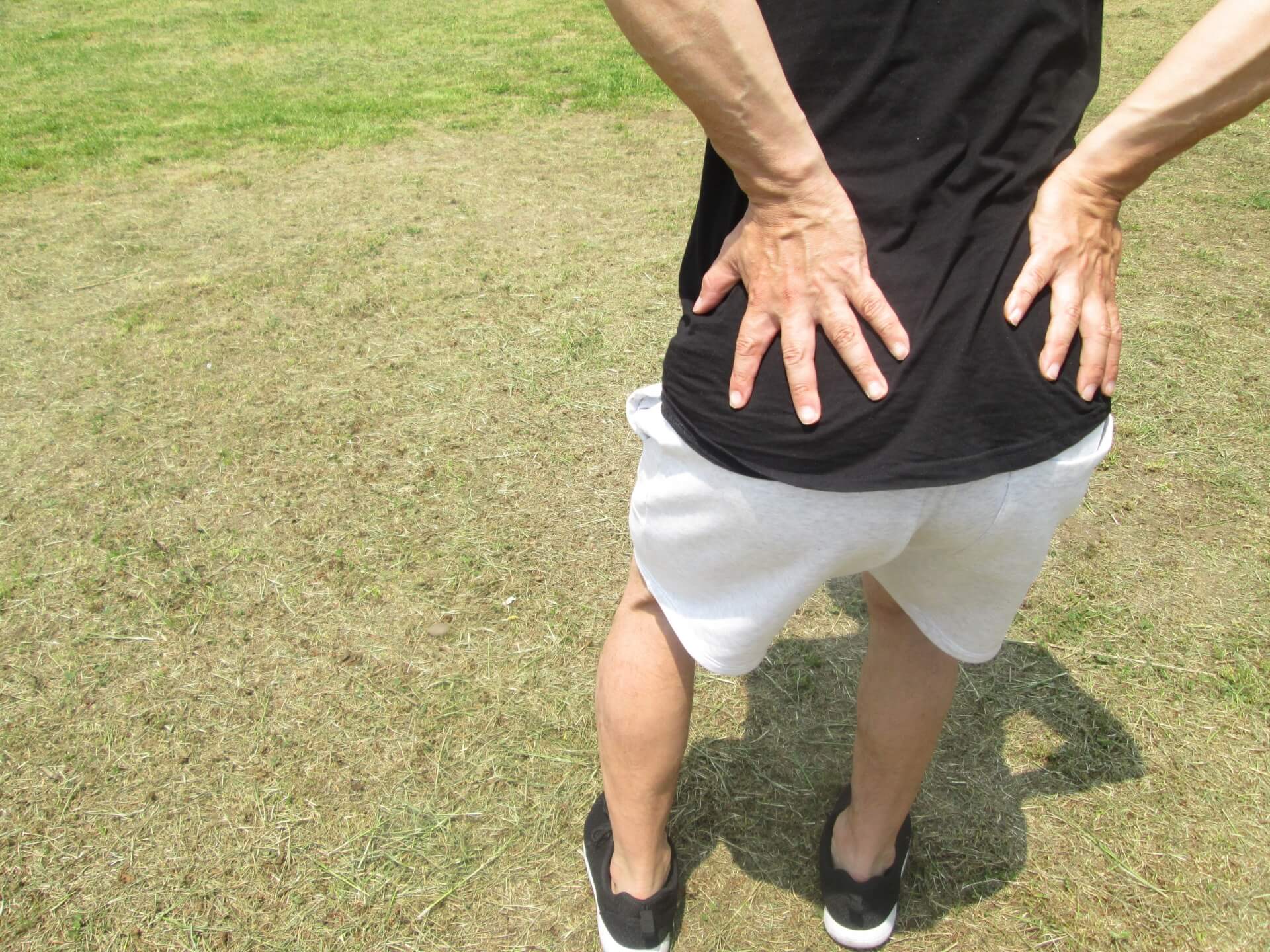 腰を痛めている男性