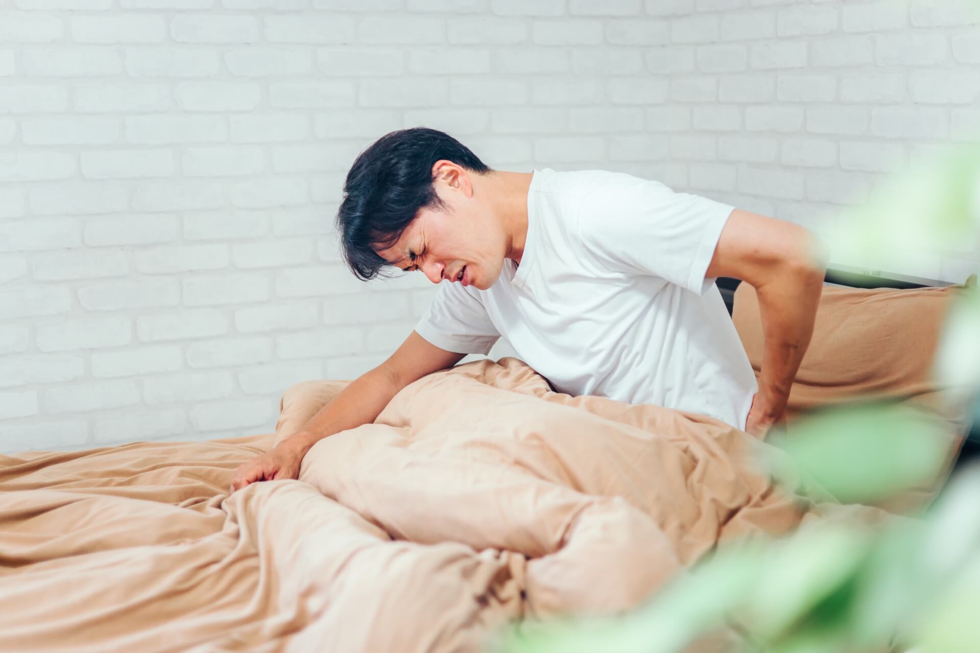 腰を痛めている男性