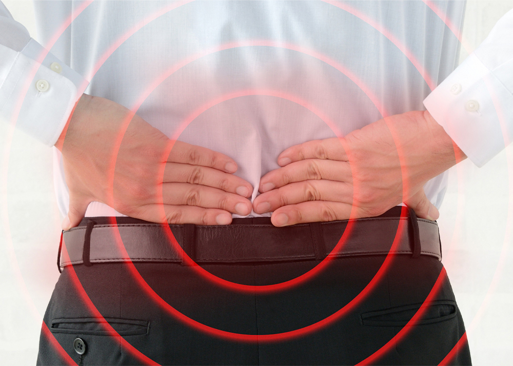 腰を痛めている男性