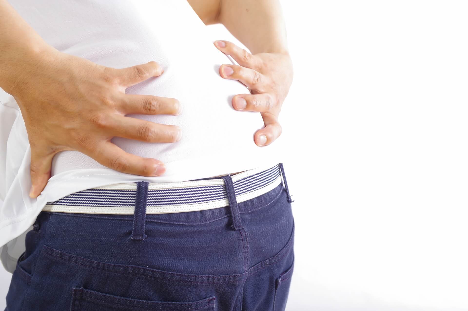 腰を痛めている男性