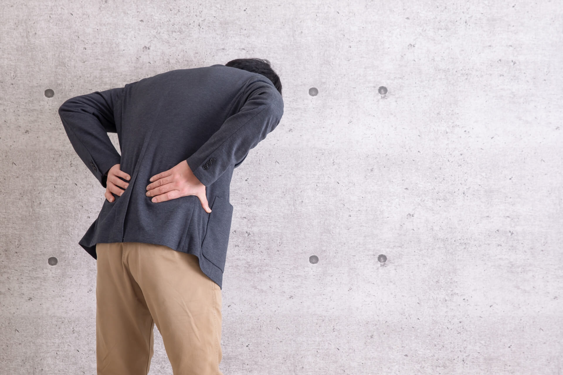 腰を痛めている男性