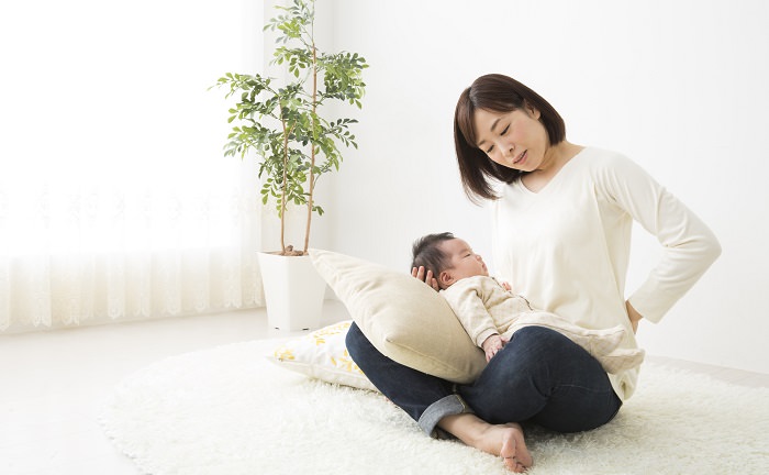 赤ちゃんを抱っこしている女性