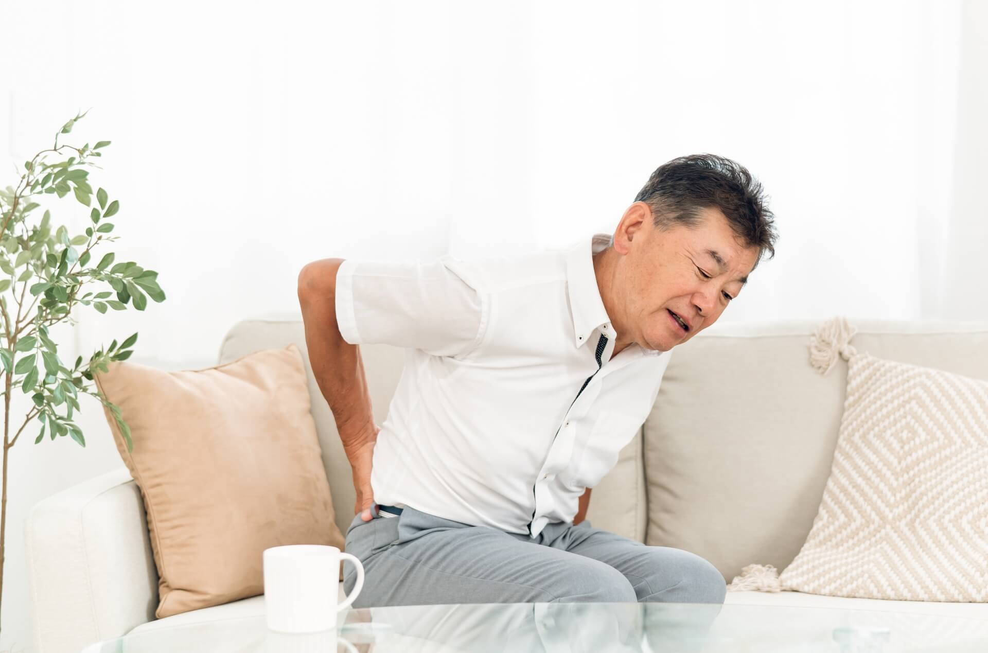 腰を痛めている男性