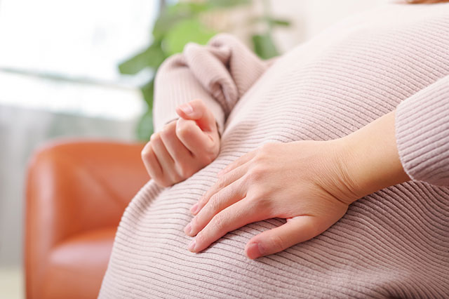 腰を痛めている女性